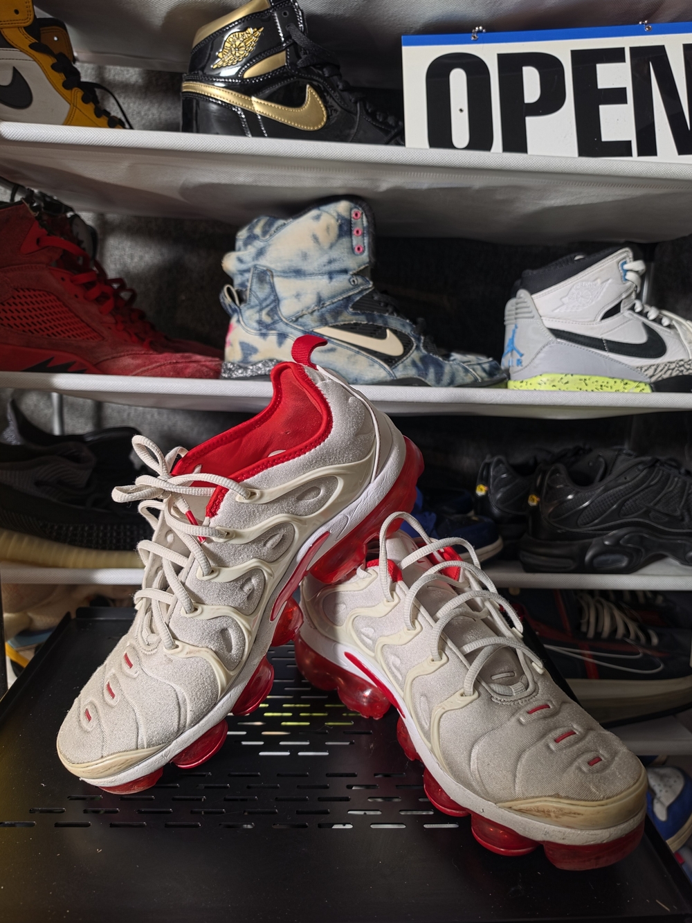 🔥 Nike Men's Size 9.5 VaporMax Plus Sneakers White and Red